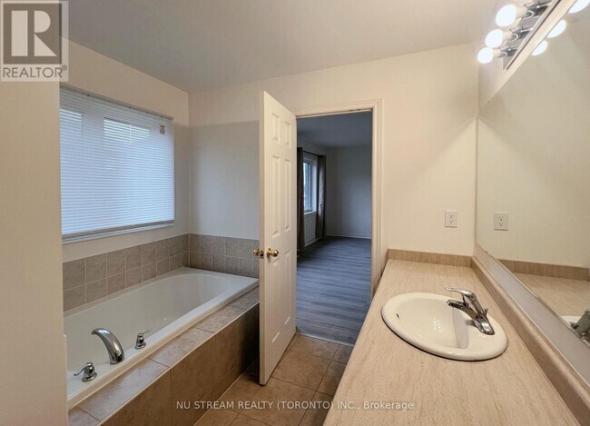 Photo du bâtiment - 37 Kavanagh Ave