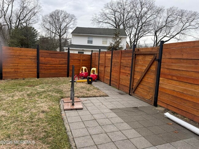 Building Photo - 5 Ash St