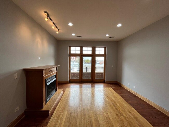 Building Photo - 1918 W Cermak Rd