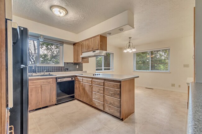 Building Photo - 1319 Westminster Ave S