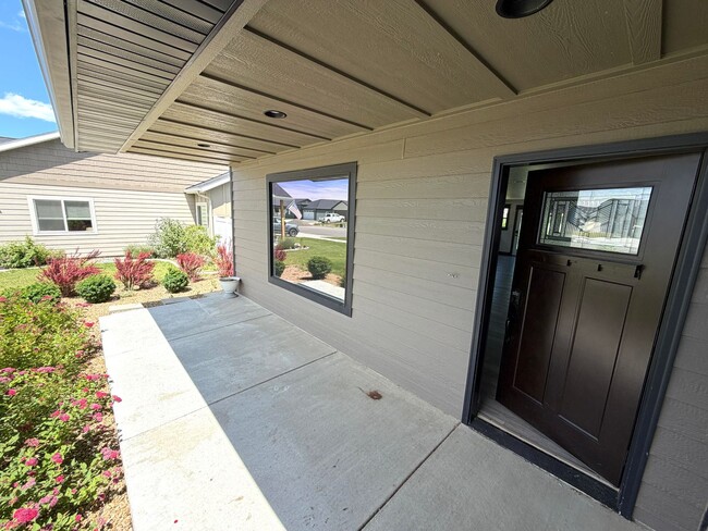 Building Photo - Single Level 3 Bed / 2 bath Home; Pet Friendly, Fenced back yard, Double car Garage