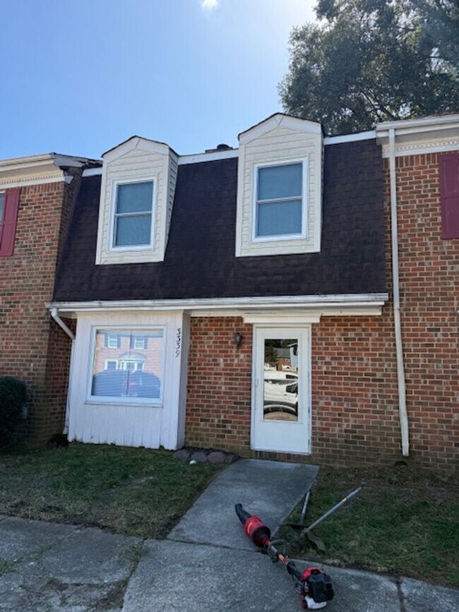 Building Photo - Three Bedroom 1.5 Bath Townhouse in Wester...