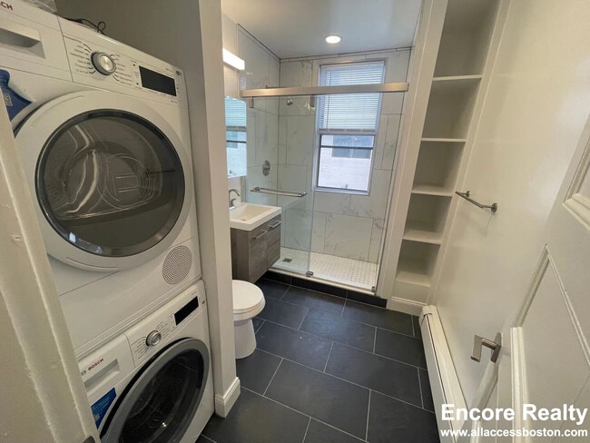 Building Photo - 457 Centre St