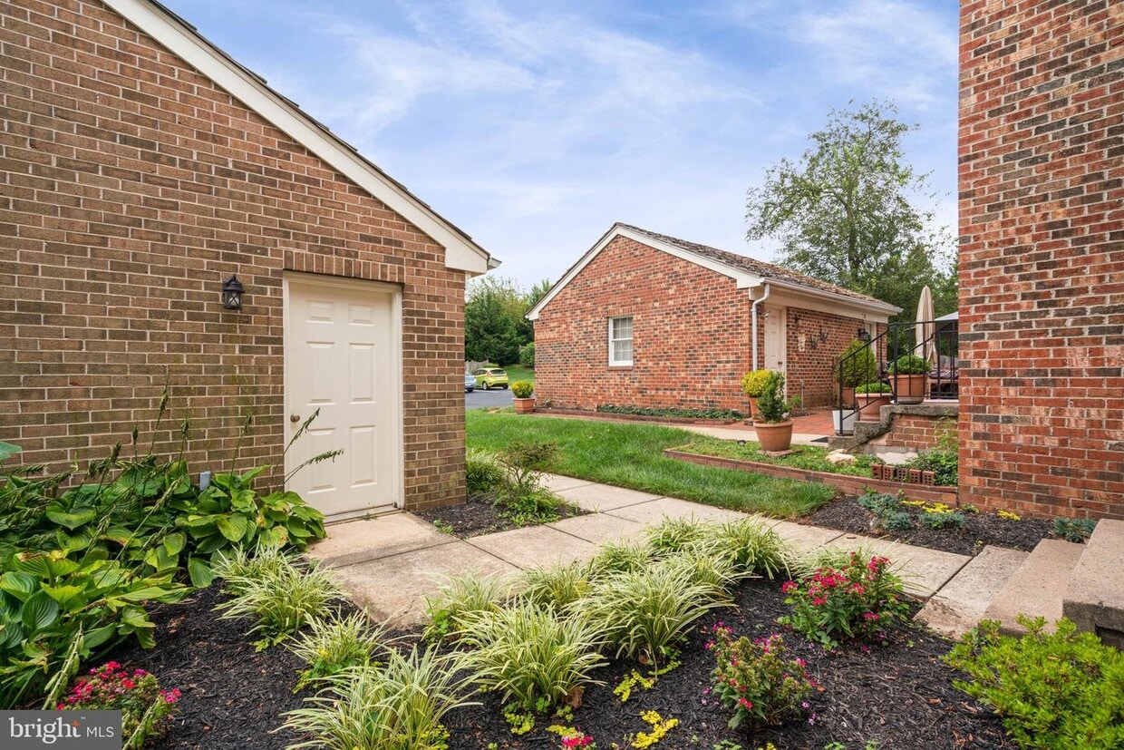 2918 Oakborough Square, Oakton, VA 22124 Townhome Rentals in Oakton