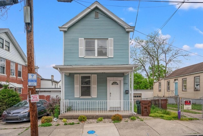 Photo - 2210 Busse St House