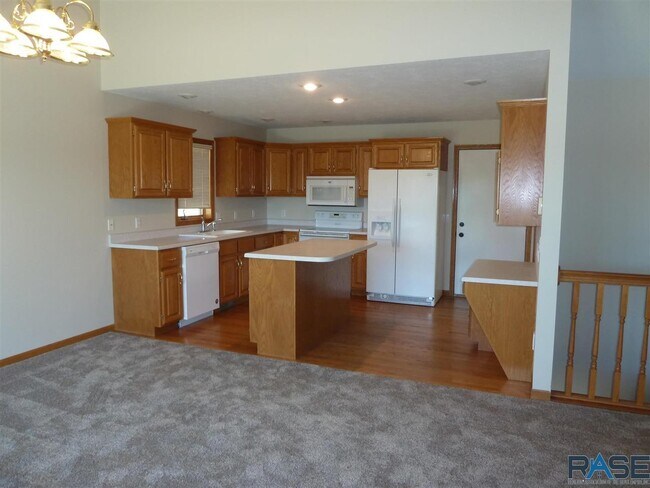 Building Photo - 5001 S Glenview Rd