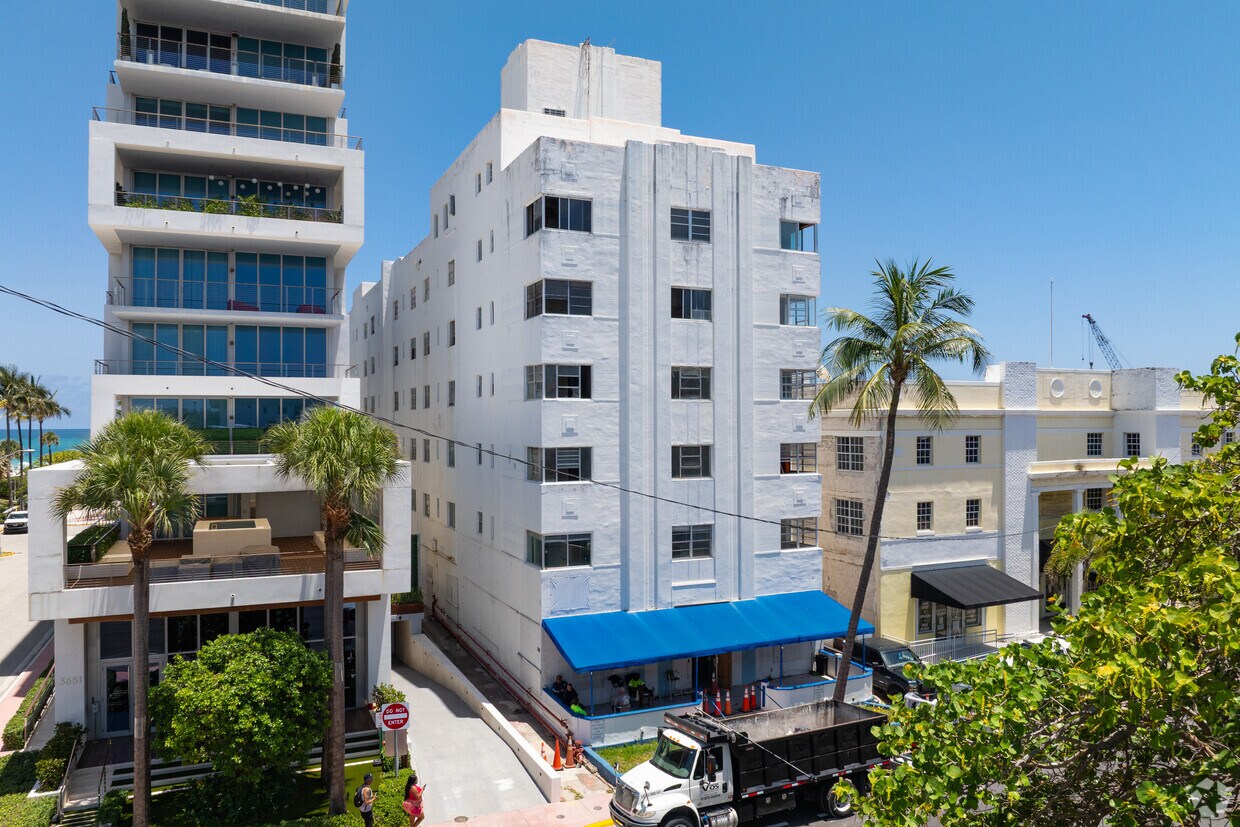 Primary Photo - 3621 Collins Ave