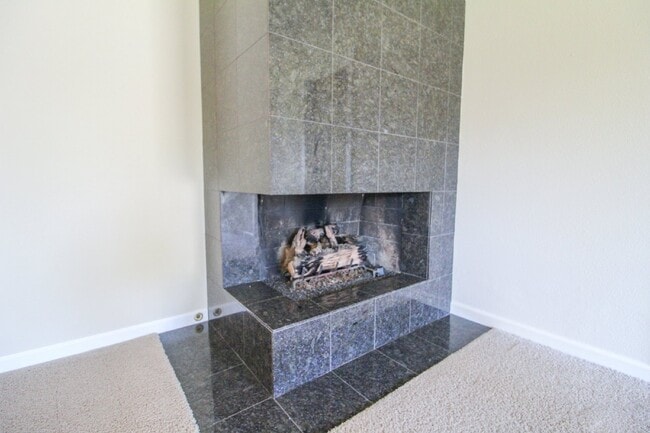 Foto del edificio - Charming updated 3-Bed/1-Bath Rambler on q...
