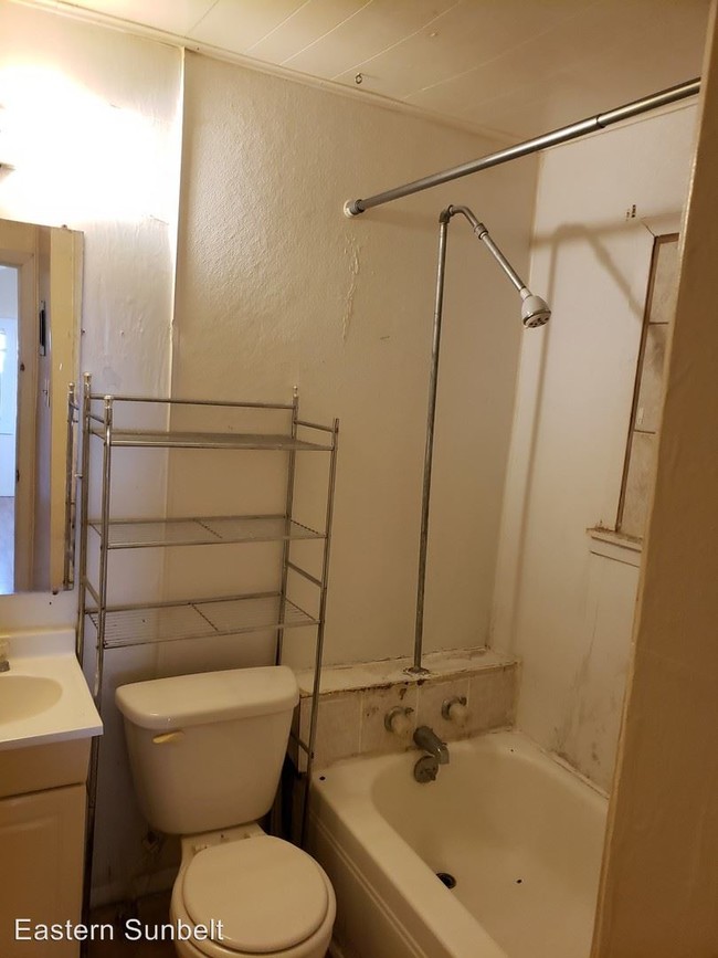 Building Photo - 1 br, 1 bath House - 209 West 4th Street