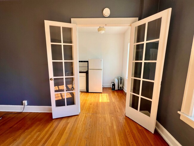 Building Photo - Historic Studio in Prime Alphabet District Location! Move in Special!