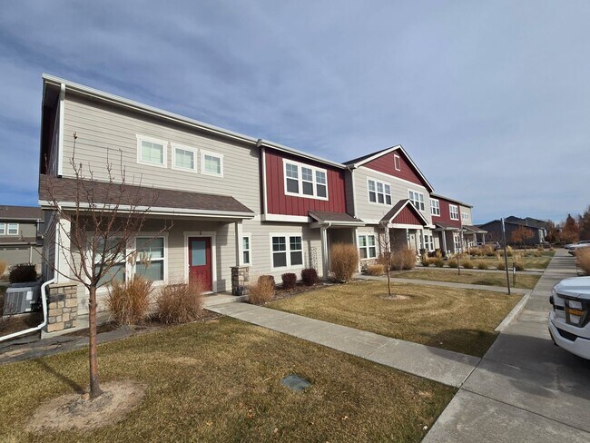 Foto del edificio - 3B/3B Townhome NOW AVAILABLE in Windsor! Great Location!