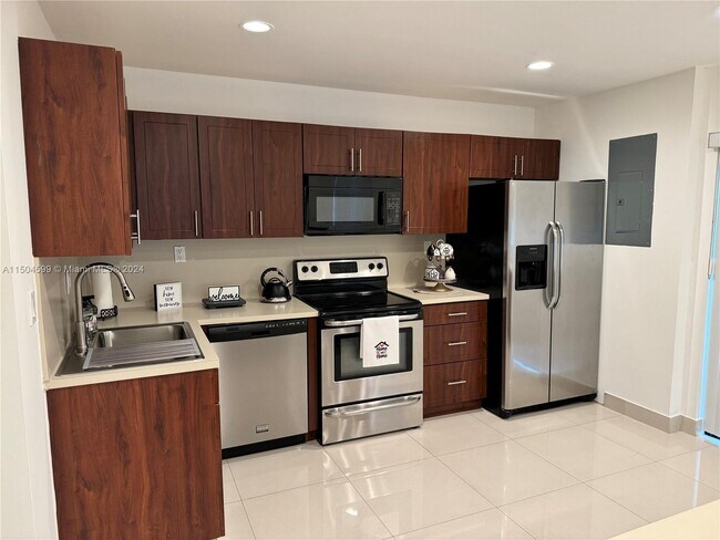 Building Photo - 3557 Estepona Ave