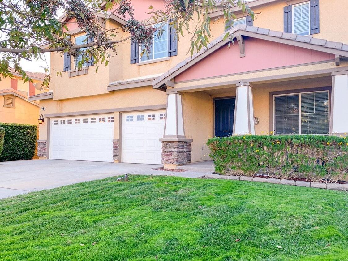 Primary Photo - Large 5-Bedroom Home in the Heart of Lake ...