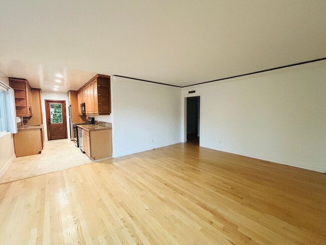 Foto del edificio - 3645 Kelton Ave