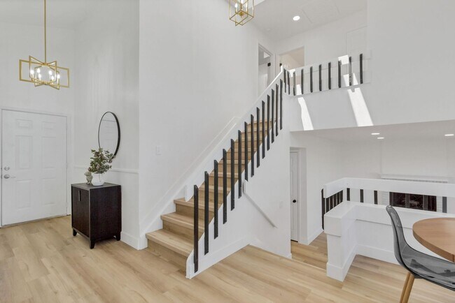 Foto del edificio - Fully Renovated 4-Bed, 4-Bath Single Famil...