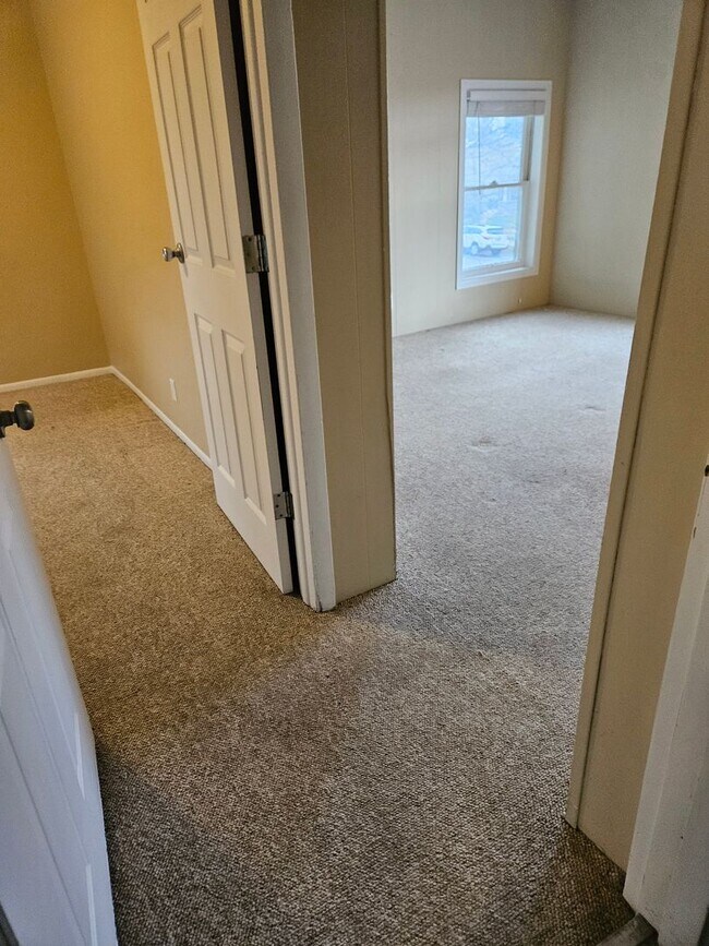 Building Photo - Top Floor Renovated 1 Bed/1 Bath Apartment in Victorian 4-Plex