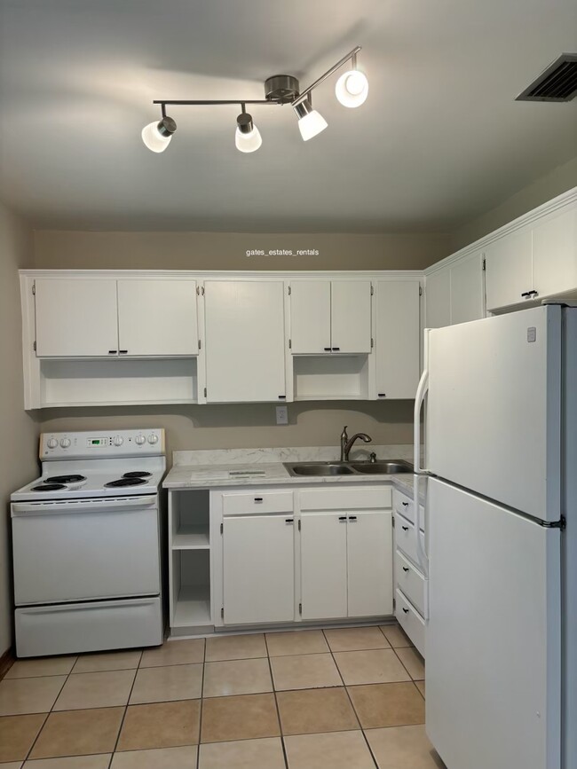 Building Photo - 10235 Elmhurst Dr