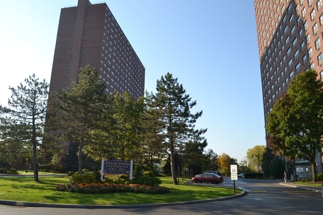 Foto del edificio - 364 Rindge Ave
