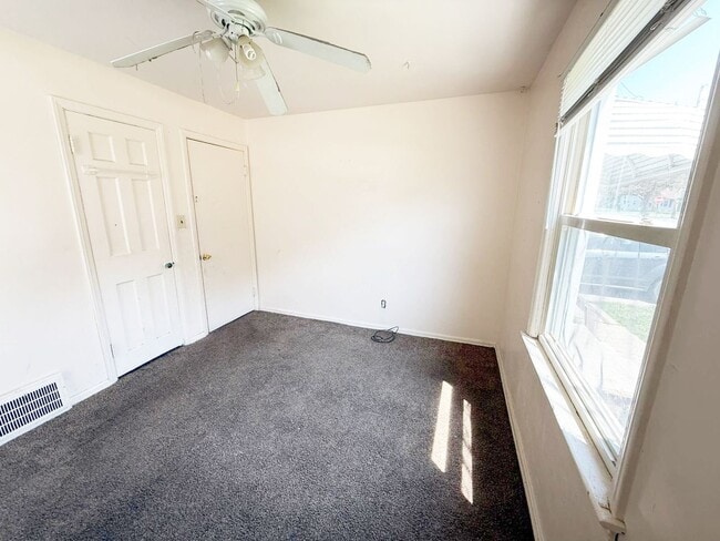 Building Photo - 3 BED 1 BATH BEAUTIFUL SINGLE FAMILY HOME ...