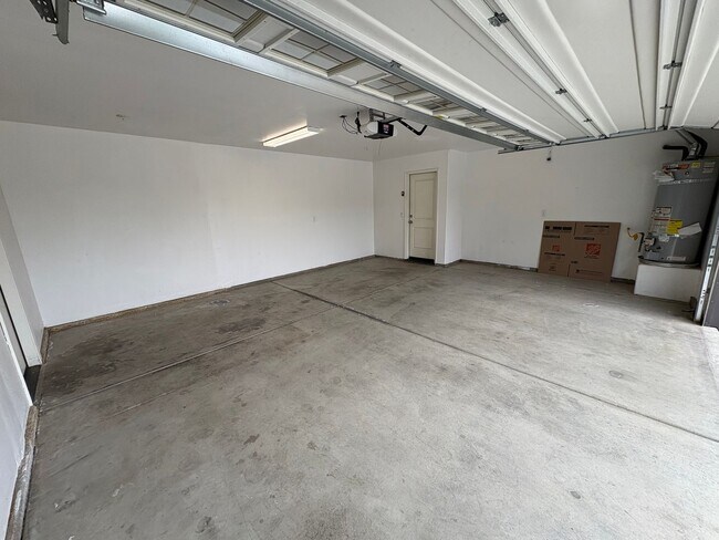 Building Photo - Beautiful home behind shopping center available now!