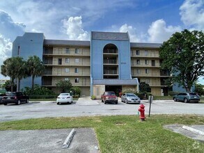 Building Photo - 2828 Tennis Club Dr
