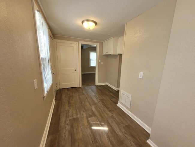 Foto del edificio - 2 bedroom, 1.5 bathroom home with detached garage!