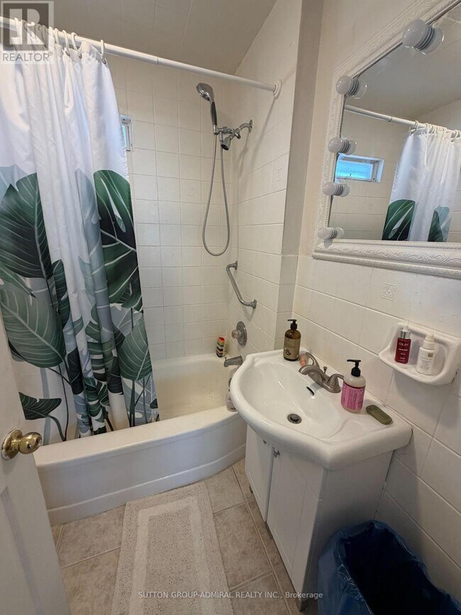 Building Photo - 4077 Dufferin St