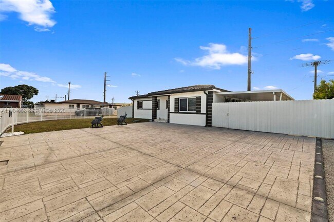 Foto del edificio - 8300 NW 35th Pl