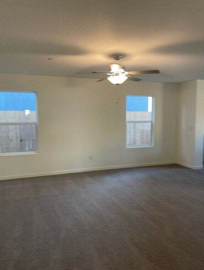 Foto del edificio - Spacious 4-Bedroom Home in Desirable North...