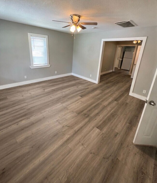 Foto del edificio - NOW PRE-LEASING! AVAILABLE 8/10/26!!! Adorable 3 Bedroom/1.5 Bathroom House