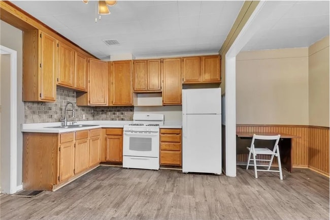 Building Photo - 106 15th Ave S