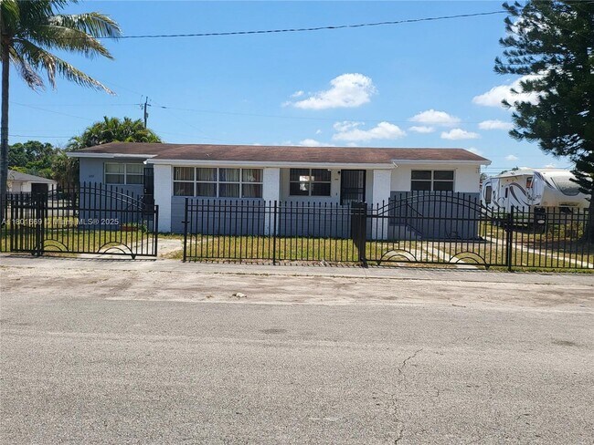 Foto del edificio - 1102 NW 100th Terrace