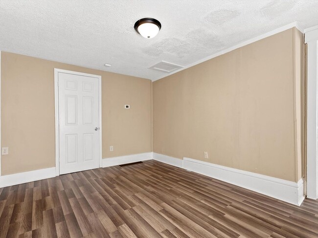 Building Photo - 1-Bedroom / 1-Bath – Move-In Special!