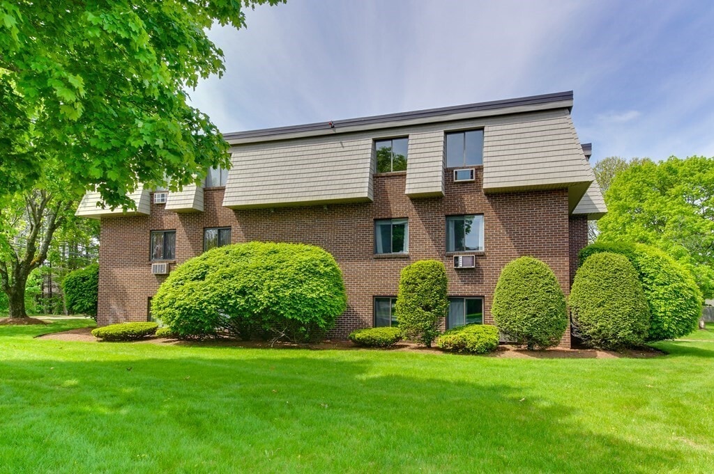 3 Hallmark Gdns Unit 8, Burlington, MA 01803 Condo for Rent in