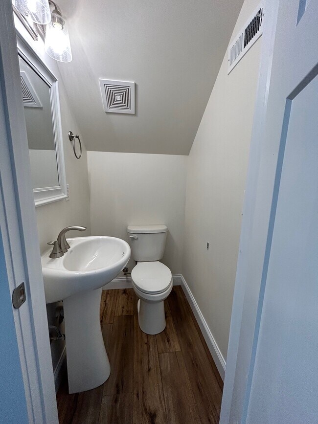 Building Photo - 1749 Arbor Hls Dr SE