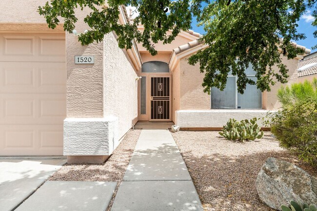 Building Photo - Enjoy an open floor plan with all appliances!