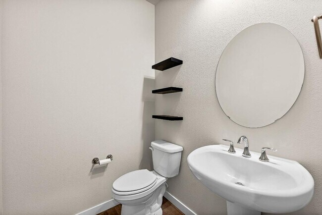 Foto del edificio - Modern 4-Bedroom Yelm Home with Covered Patio, Outdoor Fireplace & Office/Flex Space!