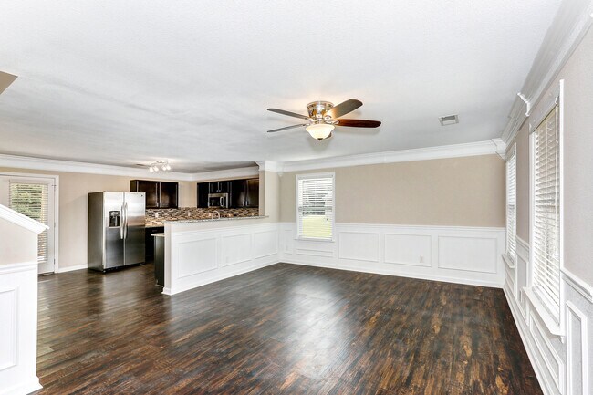 Building Photo - Large Updated 3 Bed / 2.5 Bath Home