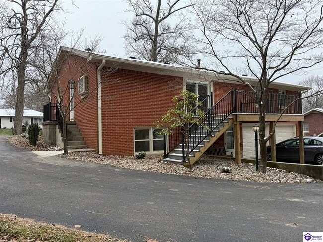 Building Photo - 913 Dogwood Cir