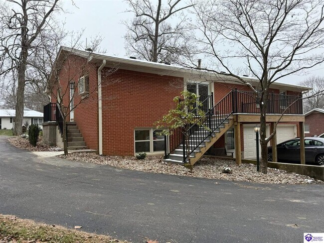 Foto del edificio - 913 Dogwood Cir