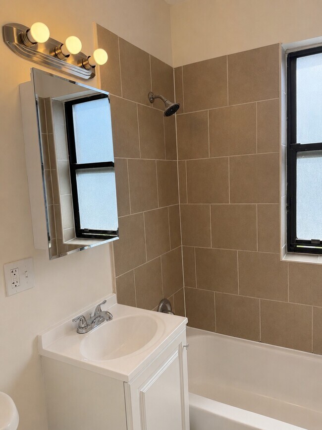 Foto del edificio - 7351 N Damen Ave