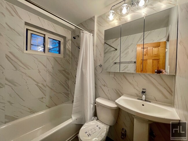 Building Photo - Stunning two bedroom with private yard