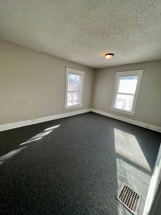 Building Photo - 1527 SW Mulvane St