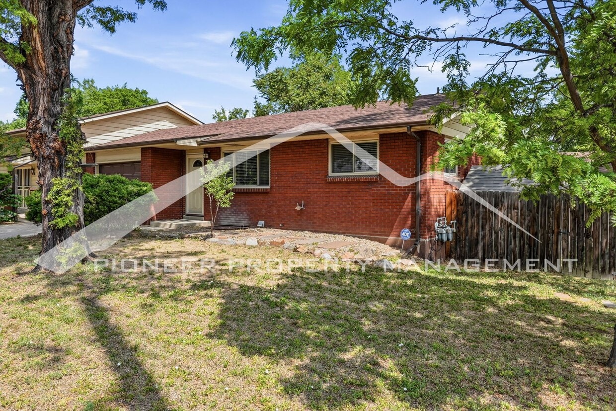 Spacious Duplex with Central AC and Washer/Dryer - Spacious Duplex with Central AC and Washer/Dryer