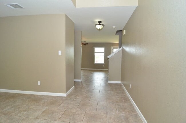 Building Photo - 3 bed/2.5 bath with granite countertops an...