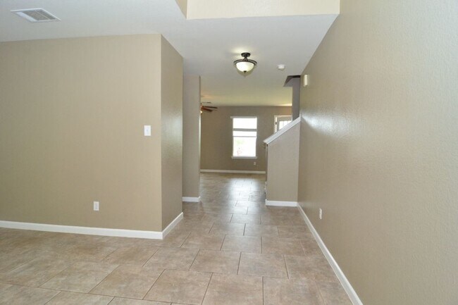 Foto del edificio - 3 bed/2.5 bath with granite countertops an...