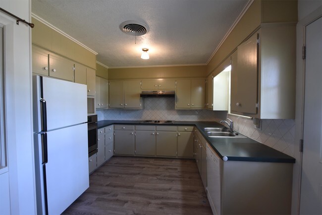 Foto del edificio - 1361 N Rose Dr