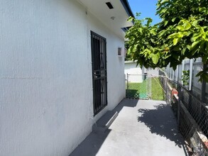 Building Photo - 919 NW 23rd Ct