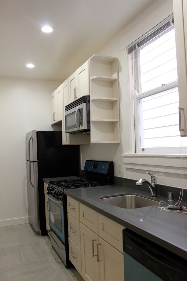 Building Photo - Parking! 2BR. Private Patio!  DISHWASHER! On-Site LAUNDRY! HARDWOOD!