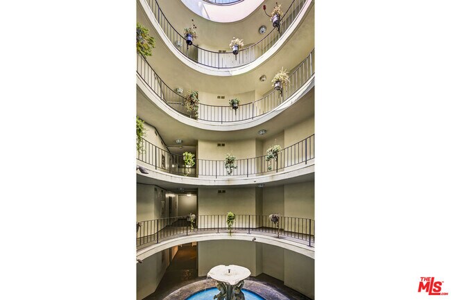 Foto del edificio - 2260 N Cahuenga Blvd